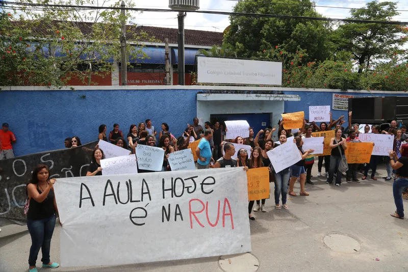 Vestidos preto, simbolizando o luto pela educação no estado, estudantes realizaram um protesto em frente ao Trasilbo Filgueiras