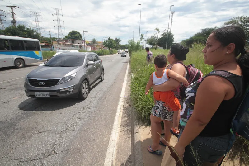 Pedestres afirmam que não conseguem visualizar os carros, o que torna a travessia mais arriscada
