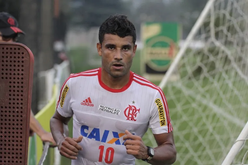 O meia Ederson participou de treino entre os titulares, na tarde de ontem, no Ninho do Urubu