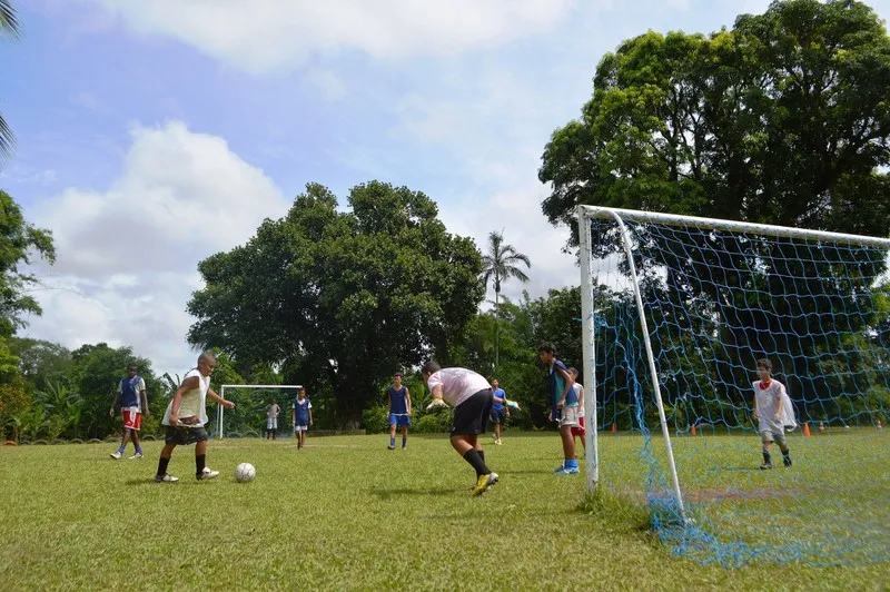 Os meninos sempre optam por jogar futebol, uma das atividades oferecidas nos polos do programa

