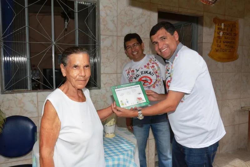 Leda Maria recebeu a placa de homenagem do prefeito