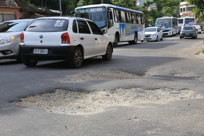 Cratera atrapalha trânsito, motoristas e até os pedestres