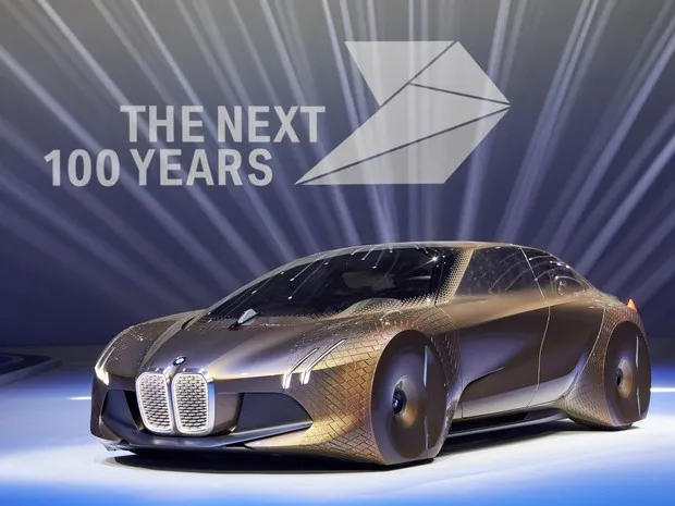 A BMW aposta nos elementos futuristas, num estilo que mistura coupé com sedã, além de rodas cobertas por carenagem, para aumentar a eficiência aerodinâmica 