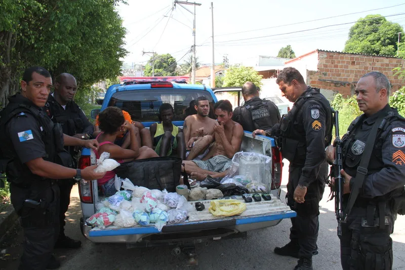 Suspeitos foram flagrados com cocaína, maconha, crack e loló