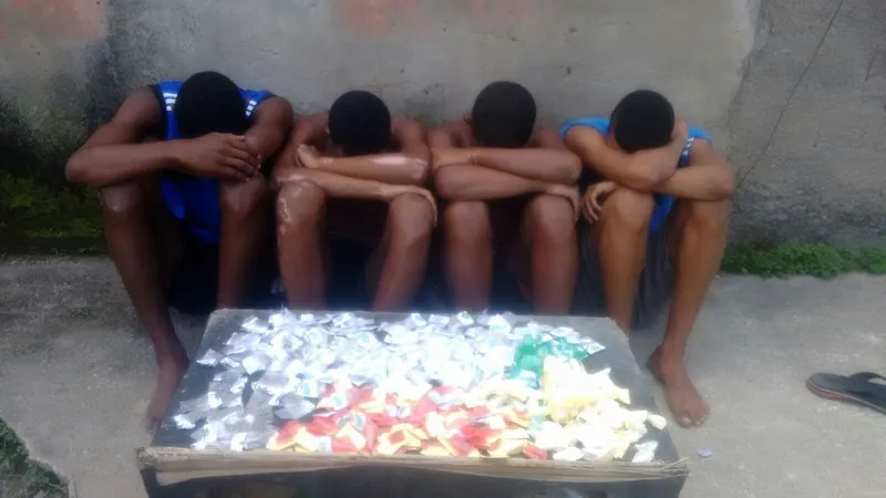 Rapazes foram surpreendidos por PMs no Recanto das Acácias