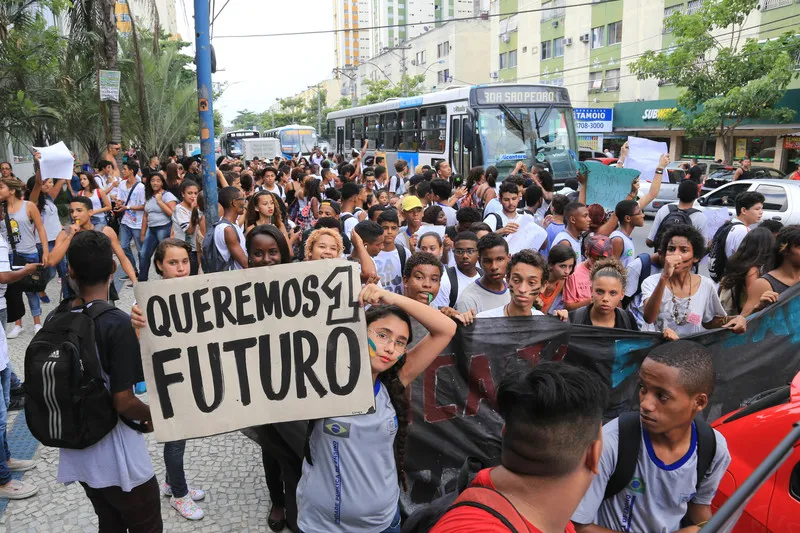 Cerca de 250 alunos saíram do Mutondo em protesto por melhores condições de estudo e de trabalho para os funcionários da educação