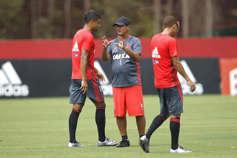 O técnico Muricy Ramalho orientou Ederson, no treino de ontem à tarde, no Ninho do Urubu