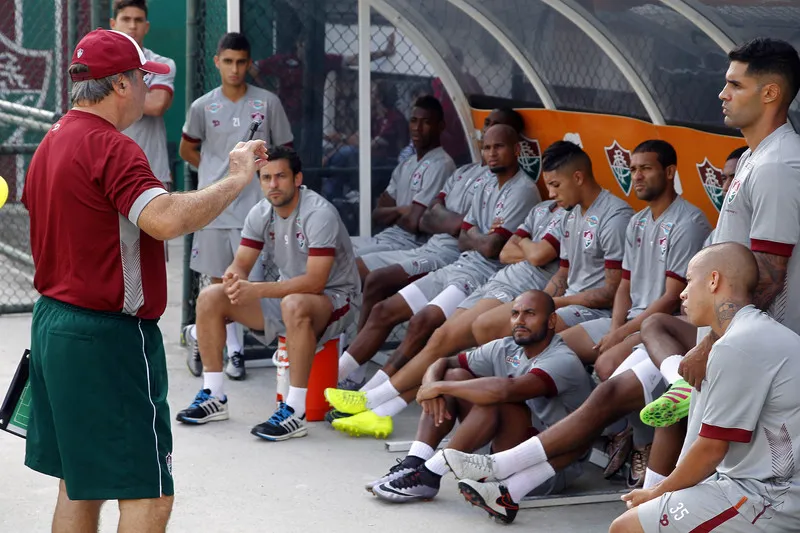 Levir Culpi conversou com os atletas ontem antes do treino