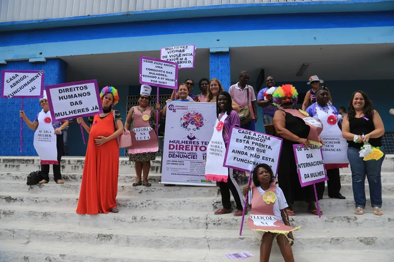Manifestantes pediram a reabertura do Ceom de Neves, fechado há sete meses para reformas