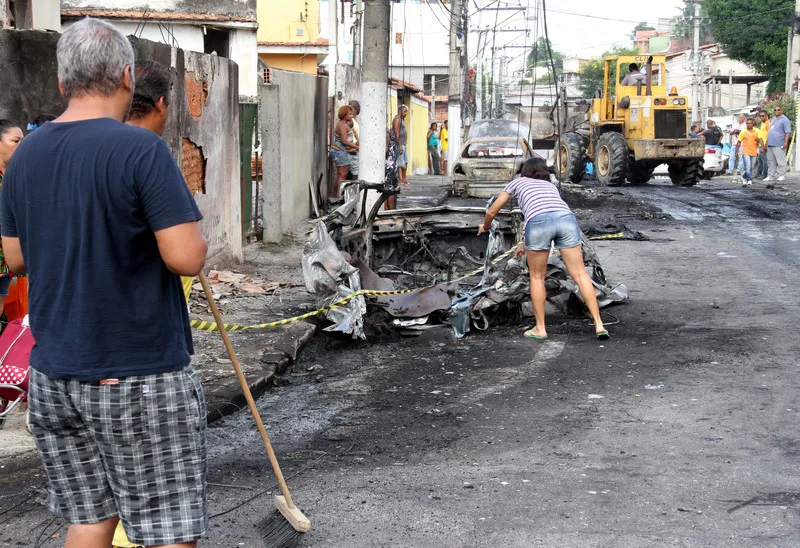 Traficantes colocaram fogo em ônibus, que atingiu veículos, moto e fios de prestadoras de serviços