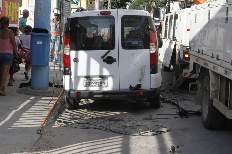 Fio cai e pega fogo em cima de carro em rua do Centro de SG 