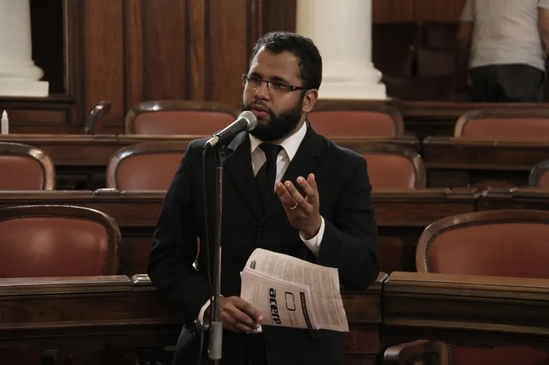 O autor da lei, Henrique Vieira, diz que é importante os pais participarem e ajudarem as mães