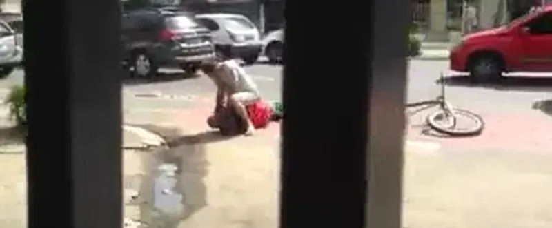 As cenas de agressão foram gravadas no circuto de câmeras 