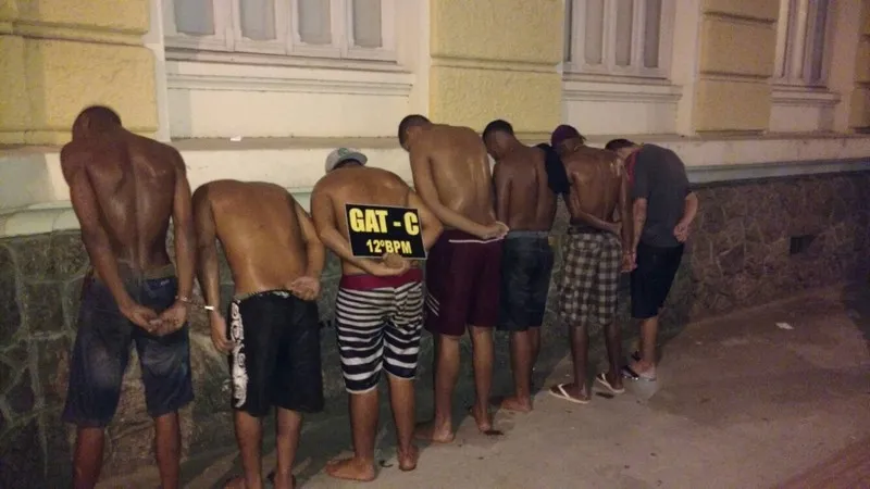 Agentes apreenderam cinco pistolas e duas metralhadoras com suspeitos de envolvimento em guerra do tráfico na região 