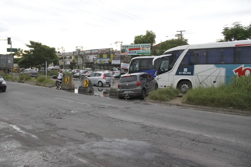 Motoristas se arriscam passando por cima do canteiro central para conseguirem acessar a pista sentido Niterói da rodovia
