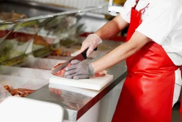 As oportunidades de emprego são voltadas exclusivamente, na terceira semana de março, para a função de açougueiro. São 25 vagas, e salários até dois mínimos