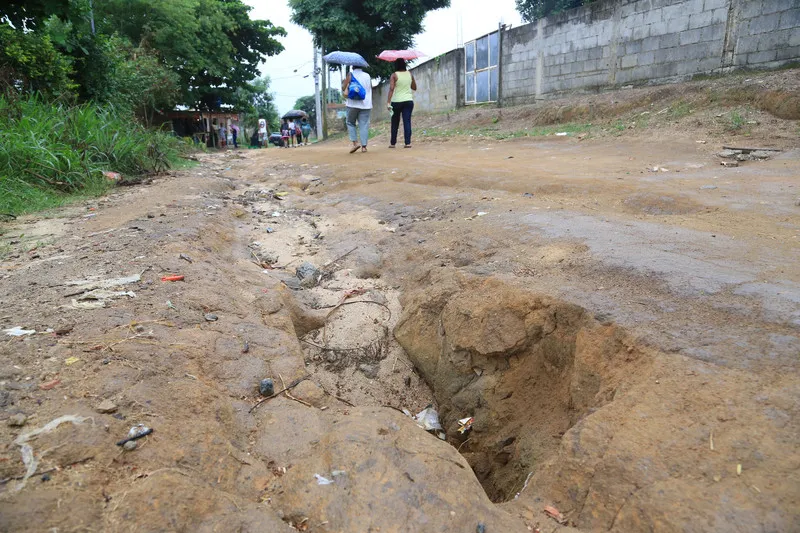  Verdadeiras crateras invadiram a Rua Pernambuco e fez com que os ônibus deixassem de circular