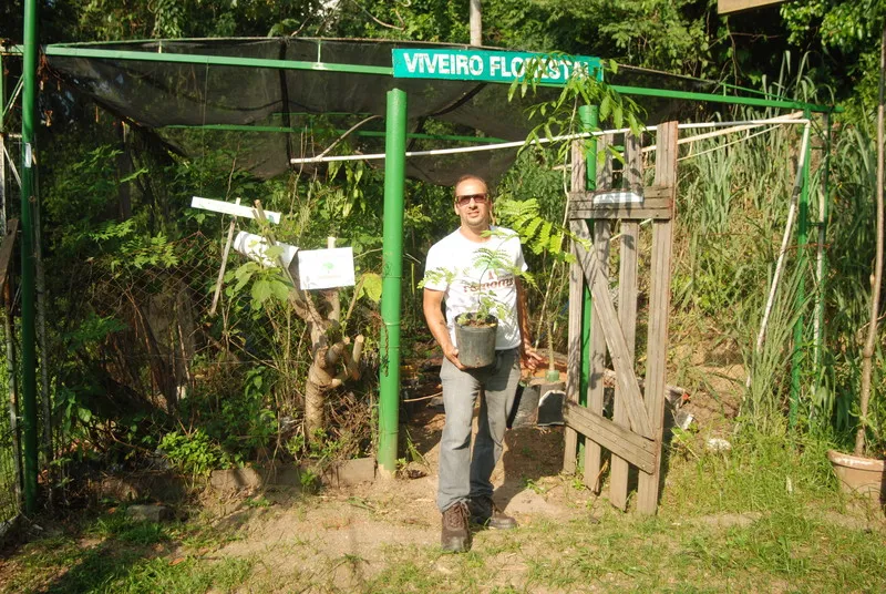 Projeto Reflorestamento do Morro da Matriz (Remoma) é comandado pelo biólogo Marcos Dias