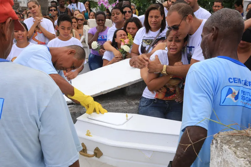 Mãe de Bia, a manicure Diana Duarte é consolada pelo pai da criança, o vigilante Robson Barbosa, que pretende processar o Estado