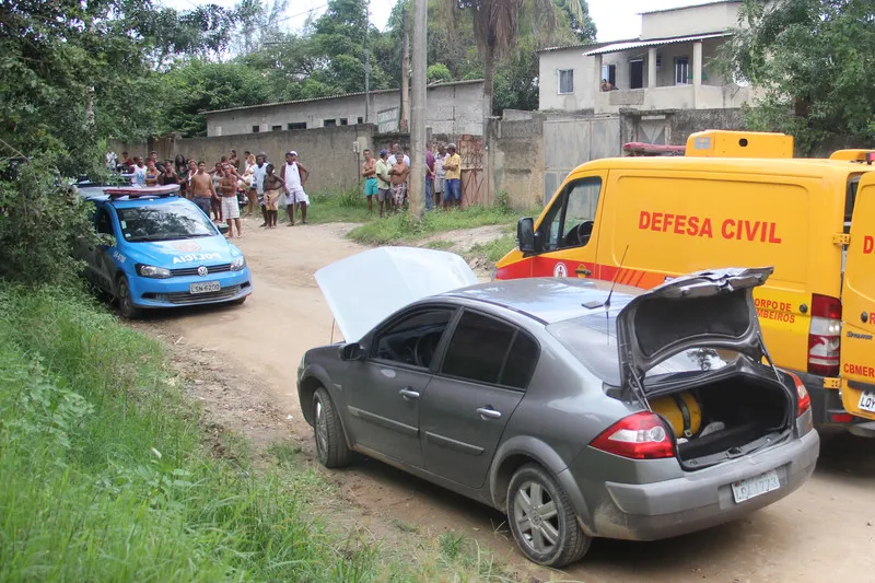 Vítima não identificada foi encontrada no porta-malas de um carro abandonado em rua do bairro