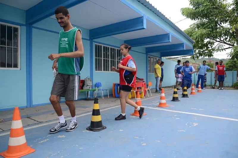 Ao todo, mil crianças e adolescentes são atendidos no centro, que oferece diferentes 