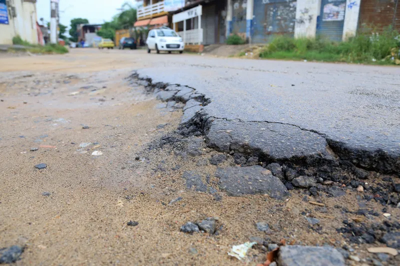 Nem a via principal do bairro tem asfalto por inteiro: metade é de terra batida e muitas pedras