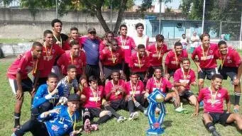 Jogadores do Karanba exibem a taça conquistada no sábado