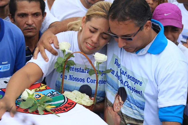 Cerca de 250 pessoas estiveram ontem no Cemitério de São Miguel, em São Gonçalo, para prestar as últimas homenagens ao estudante João Victor, morto após ser atingido por uma bala perdida