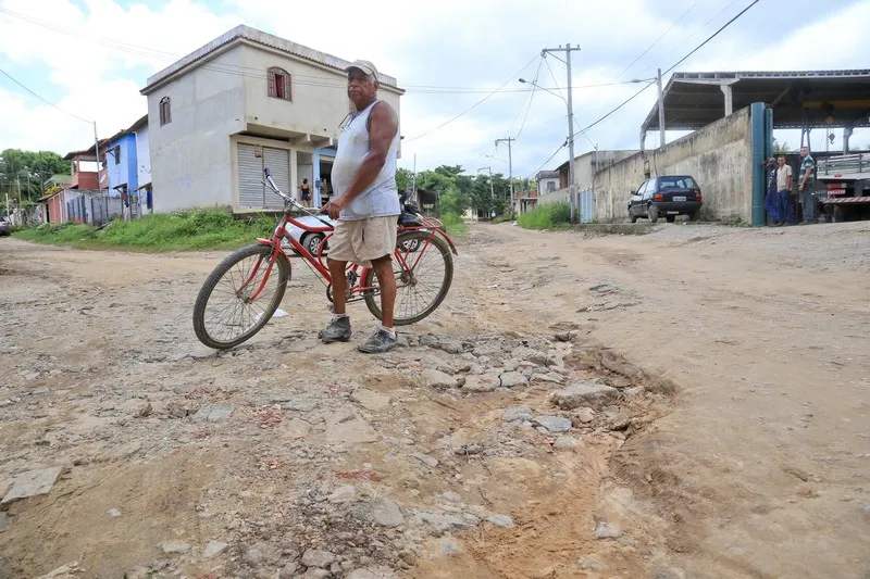 Além da lama, moradores afirmam que precisam vencer buracos com frequência ao sair de casa 