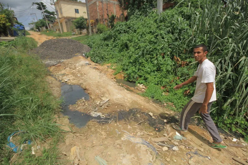 Os moradores dizem que em dias de chuva, a região fica intransitável para quem anda a pé