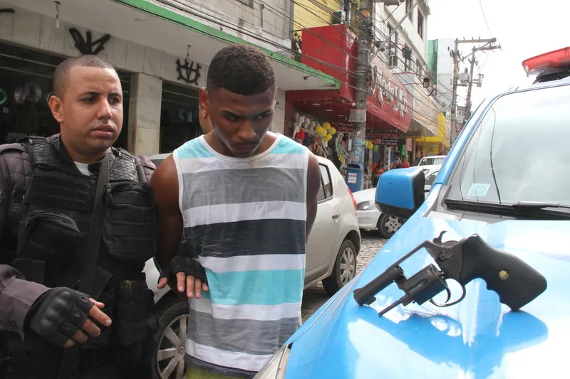 Segundo PMs, Vini estava com uma arma e um carro clonado