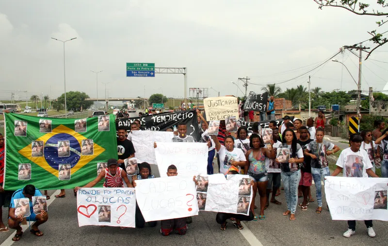 Moradores e familiares de Padaria fecharam uma pista da rodovia, na altura do Boa Vista, para questionar o sumiço do jovem