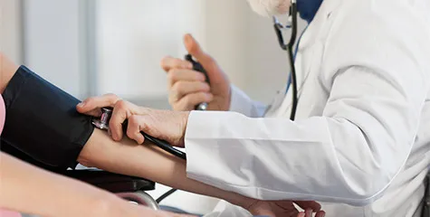 As pessoas devem começar a ir ao cardiologista a partir dos 30 anos, pelo menos, uma vez ao ano para fazer uma série de exames, incluindo a aferição de pressão