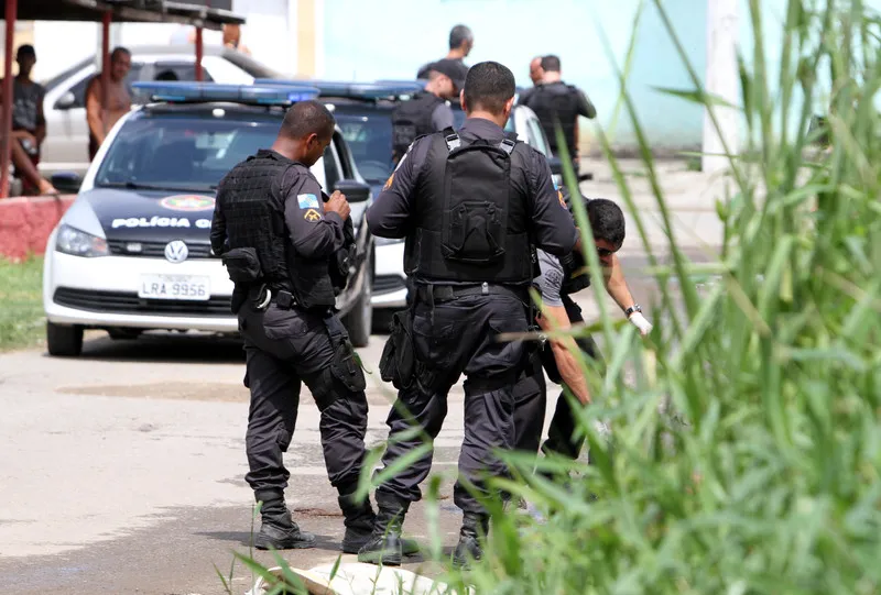 Segundo a polícia, homem não identificado foi atingido por disparos nas costas e no ombro esquerdo, na Rua São Judas Tadeu