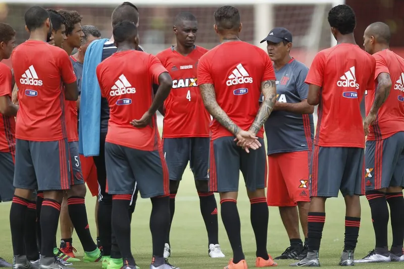 Após leve treino no Ninho do Urubu, Muricy Ramalho reuniu os jogadores para uma conversa