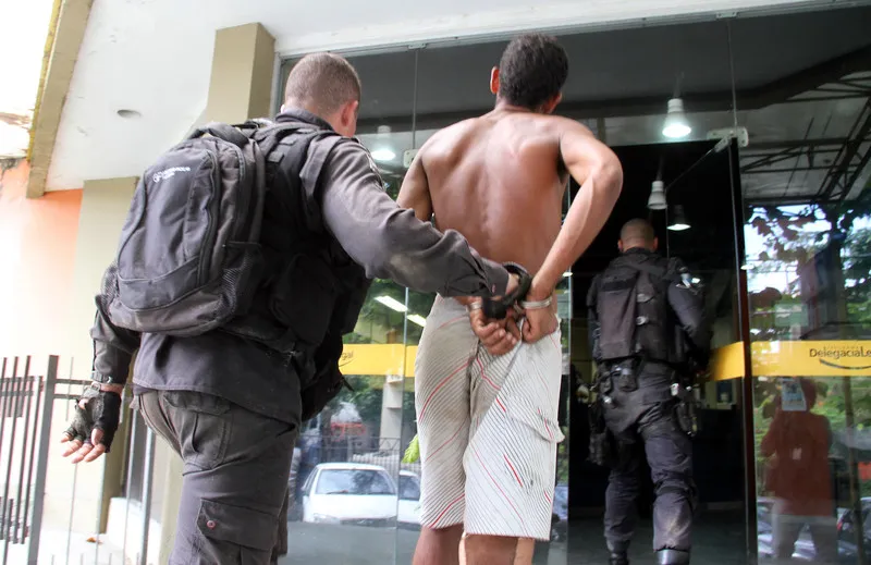 Agentes encontraram material no quintal da casa de Fabrício