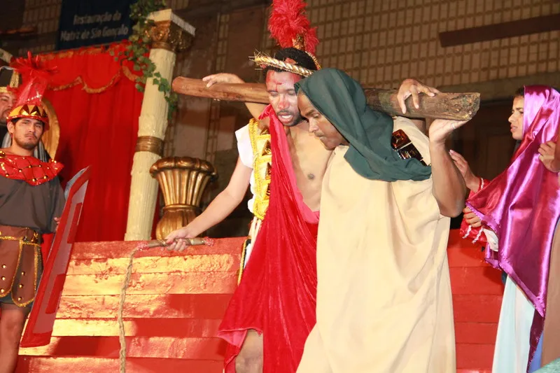 Elenco é formado por mais de 100 pessoas, entre atores, atrizes, bailarinos e produtores de SG