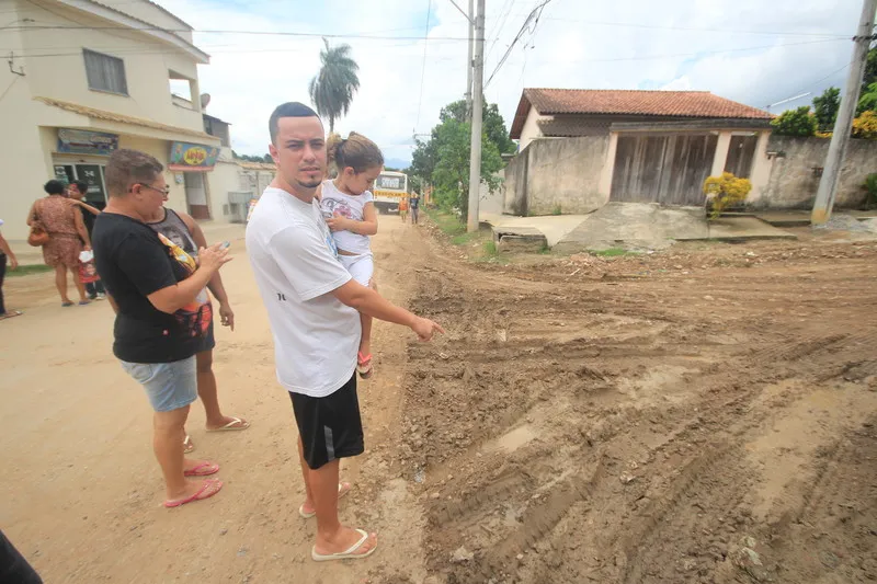 A grande quantidade de lama atrapalha tanto os motoristas como os pedestres no bairro