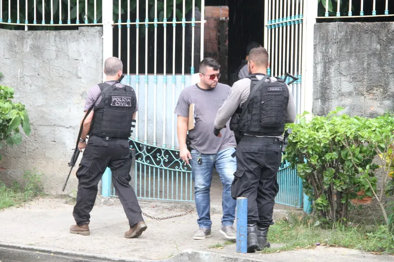 Agentes da DH realizaram perícia na casa em que a menina foi assassinada, no Jardim Catarina