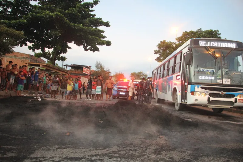 Manifestantes pedem também o reparo do semáforo na RJ-104