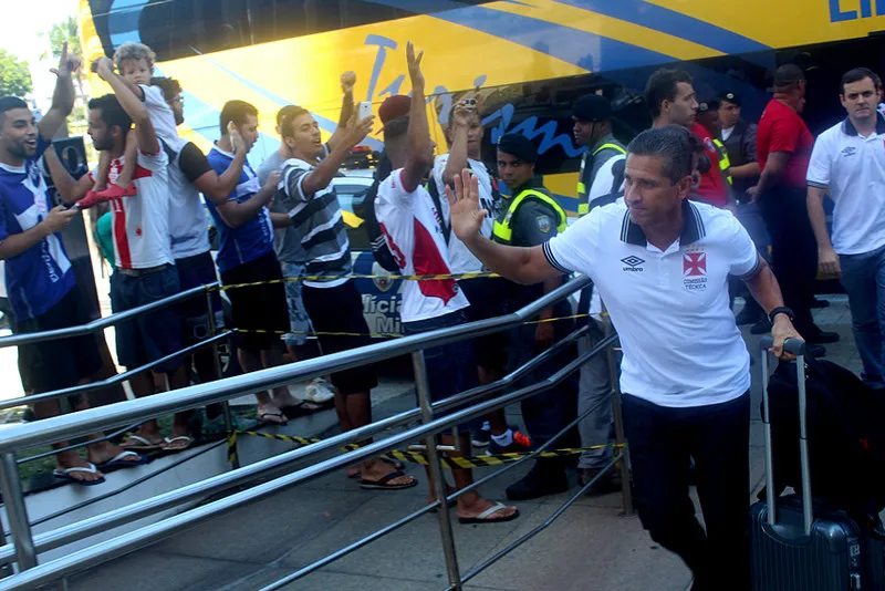 O técnico Jorginho acenou para os torcedores presentes no desembarque do Cruzmaltino, em Vitória