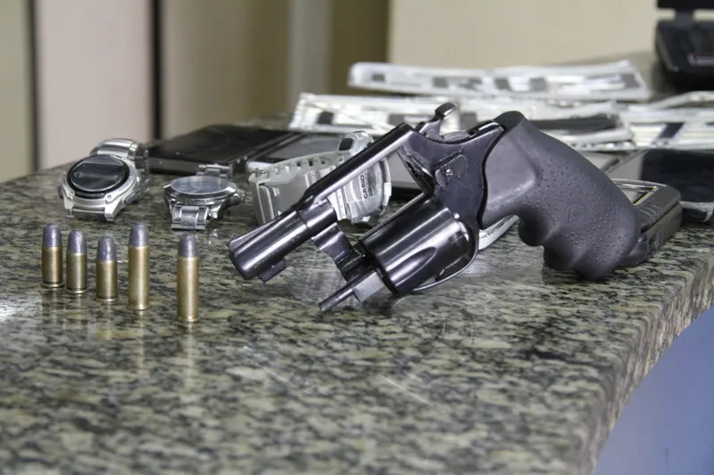 Além da arma, foram encontrados celulares e e notebook