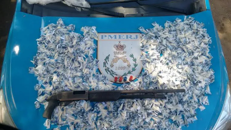 Os policiais encontraram 894 cápsulas e uma espingarda