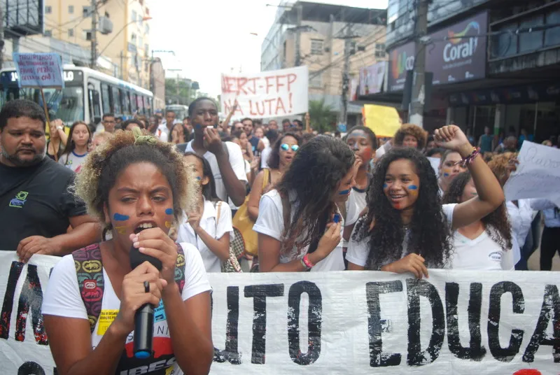 Entre as reivindicações dos estudantes está a regularização do pagamento dos professores
