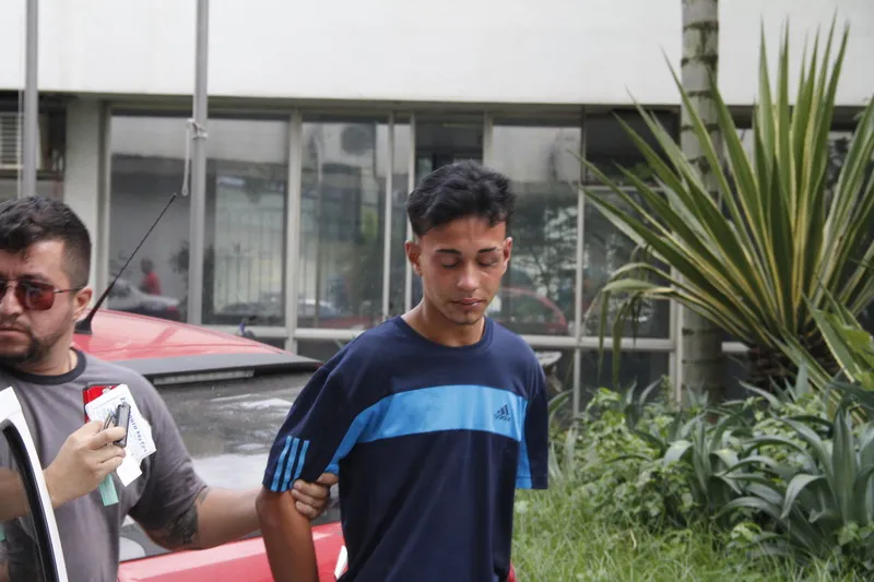 Lucas estava num carro com carga de roupas roubadas