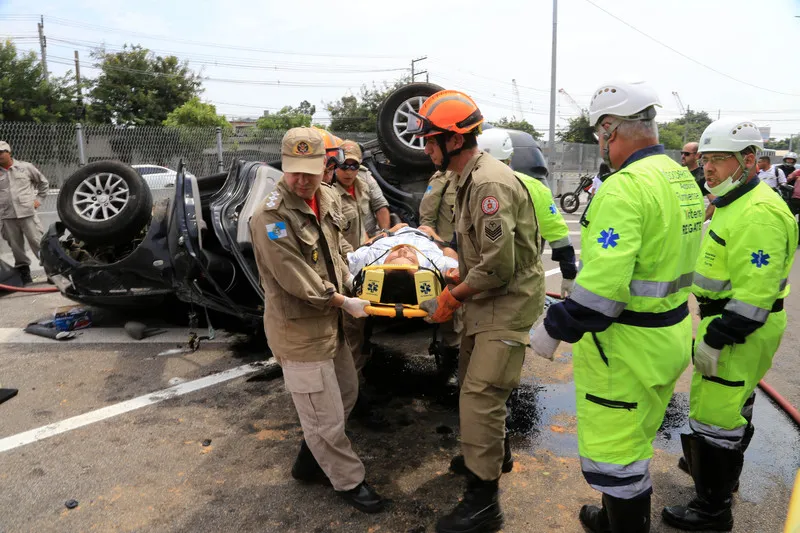 A colisão ocorrida na manhã de ontem na pista em sentido SG deixou duas pessoas feridas