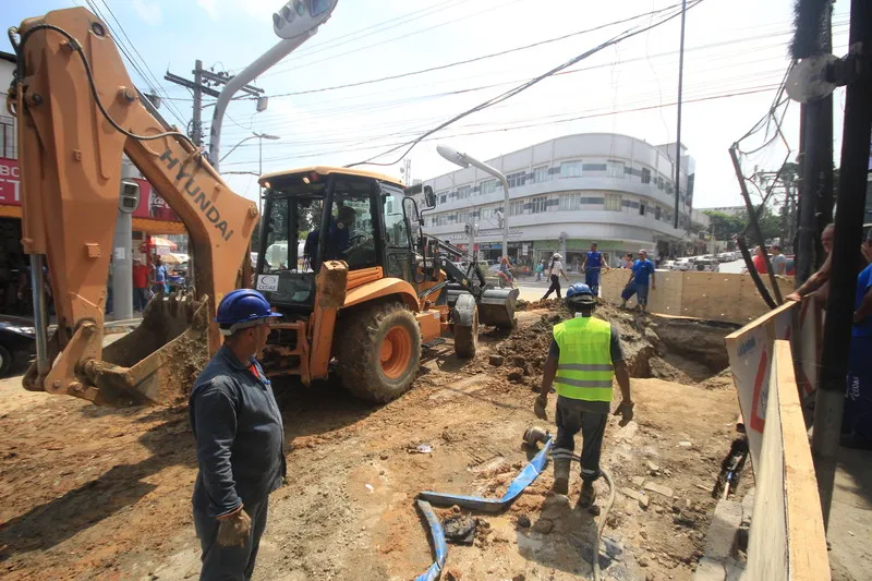 Equipes da Cedae e da Prefeitura de Itaboraí trabalham para normalizar a situação no local