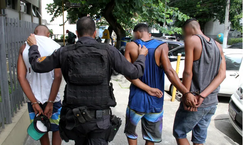 DG, Lucas e o menor foram surpreendidos durante ação da PM