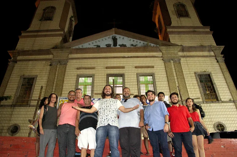 Além dos atores que trabalham diretamente no espetáculo, há muitos outros profissionais - cerca de 90 - para que a peça seja reproduzida exemplarmente.

