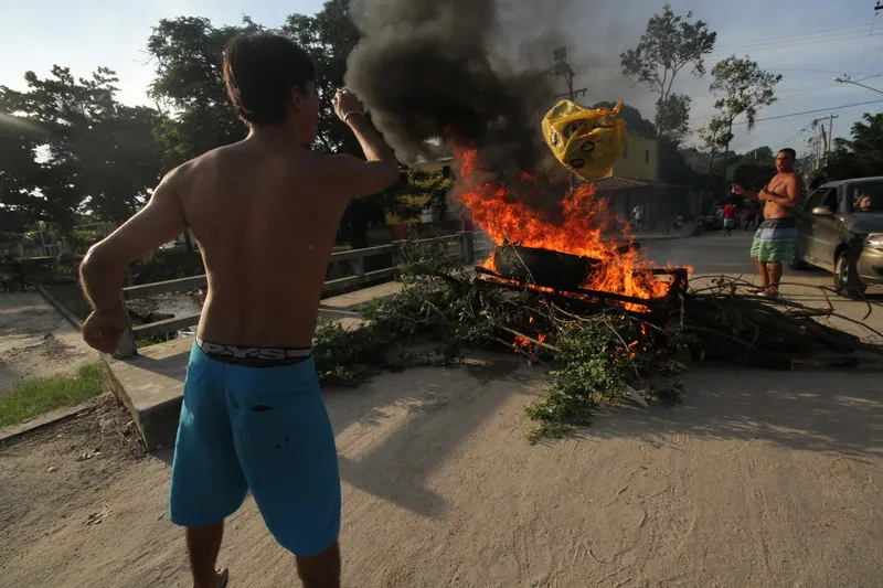 Marcas da chuva e manifestação no Jardim Republica